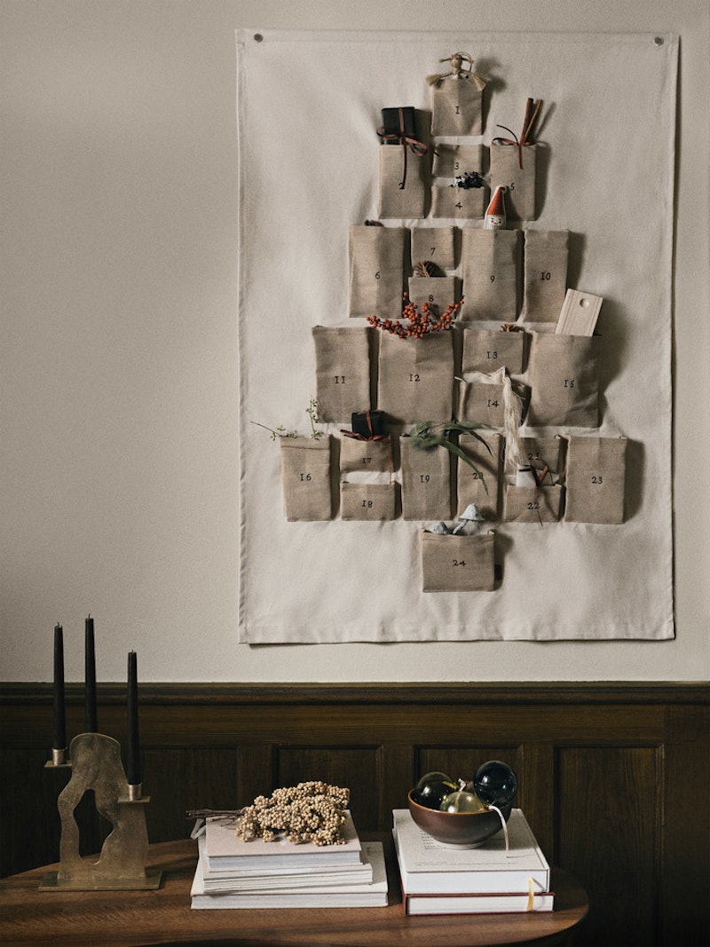 Pine Adventkalender Naturlig, 90x125 cm fra Ferm Living | Rum21.no
