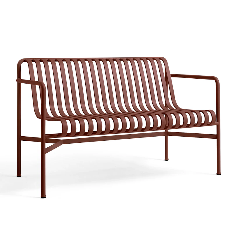Palissade Benk Enkelt, stilrent design med myke, bølgete linjer som bare blir vakrere med alderen, Laget av slitesterkt, værbestandig stål med beskyttende utendørs grunning perfekt for ethvert uteområde, Vinrød